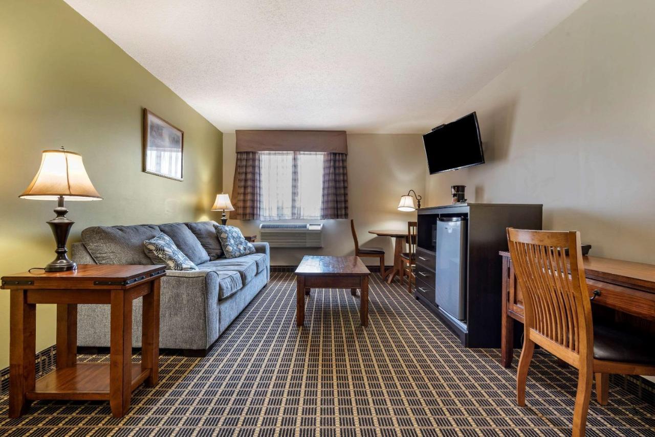 Quality Inn & Suites Warren Exterior photo