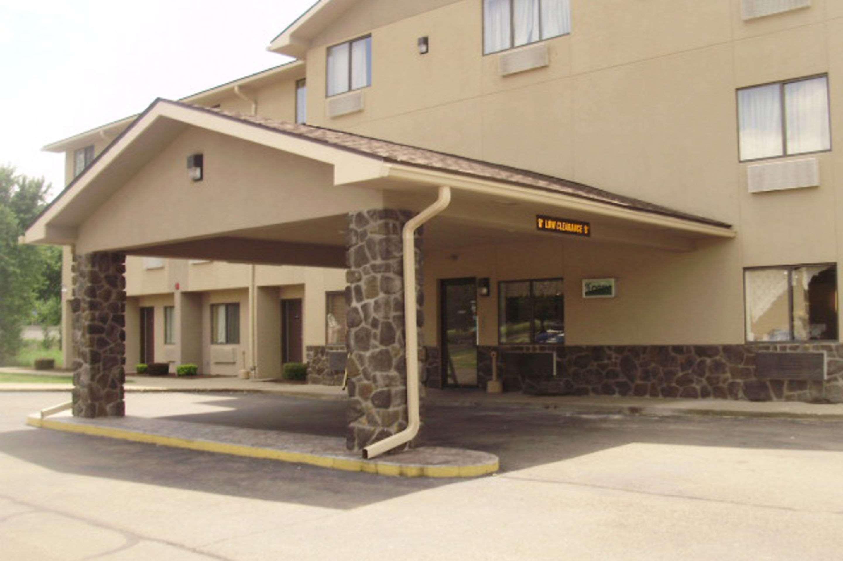 Quality Inn & Suites Warren Exterior photo